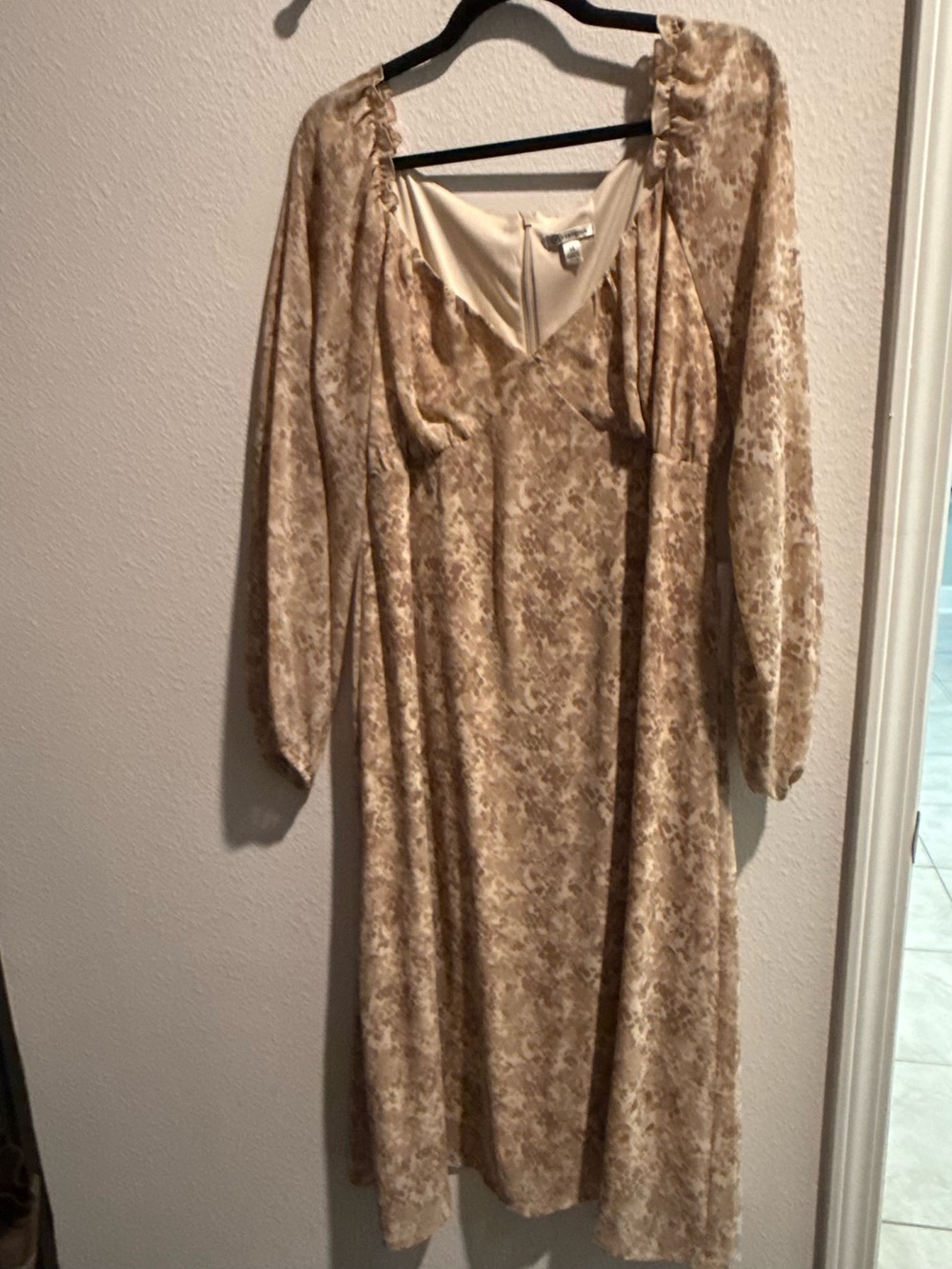 Versona Cream Floral Midi Dress with Long Sleeves